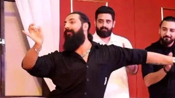 فیلم آواز شاد /  قشنگترین رقص که به عمرم دیدم این آقا رفت اونم بابا کرم چقدر منعطفه ...