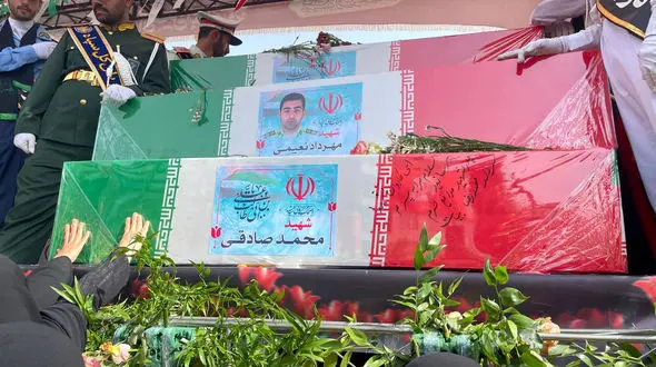 نوشته غمبار پدر یک شهید روی تابوت شهید محمدرضا صادقی اشک همه را در آورد