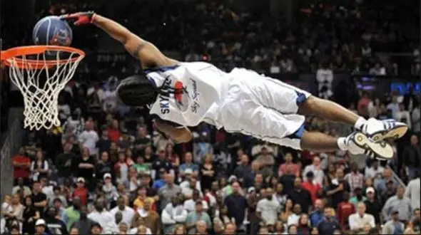 شوک در زمین بسکتبال؛ اسلم‌دانک به مصدومیت ختم شد + فیلم