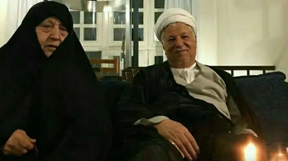 عکس همسر هاشمی رفسنجانی مقابل زندان اوین /  عفت وقتی فائزه را دید مبهوت ماند !