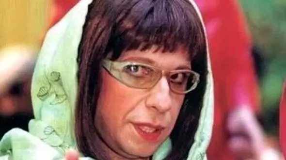 سکانس خنده دار؛ کتک کاری جواد رضویان با مانتو، شال و گریم زنانه/ رضا عطاران از خنده غش کرد+ویدیو