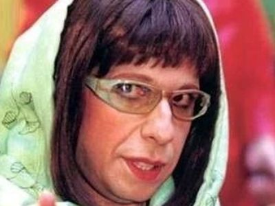 سکانس خنده دار؛ کتک کاری جواد رضویان با مانتو، شال و گریم زنانه/ رضا عطاران از خنده غش کرد+ویدیو