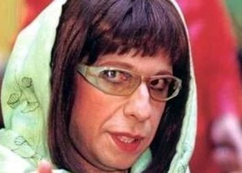 سکانس خنده دار؛ کتک کاری جواد رضویان با مانتو، شال و گریم زنانه/ رضا عطاران از خنده غش کرد+ویدیو