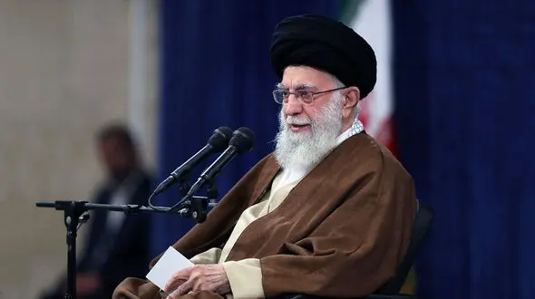 حکم حضرت آیت الله خامنه‌ ای درباره بخار آب حمام برای روزه‌ دار