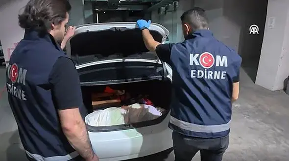 ماجرای کشف یک مجسمه نئوکلاسیک زنانه در صندوق عقب خودرو + عکس