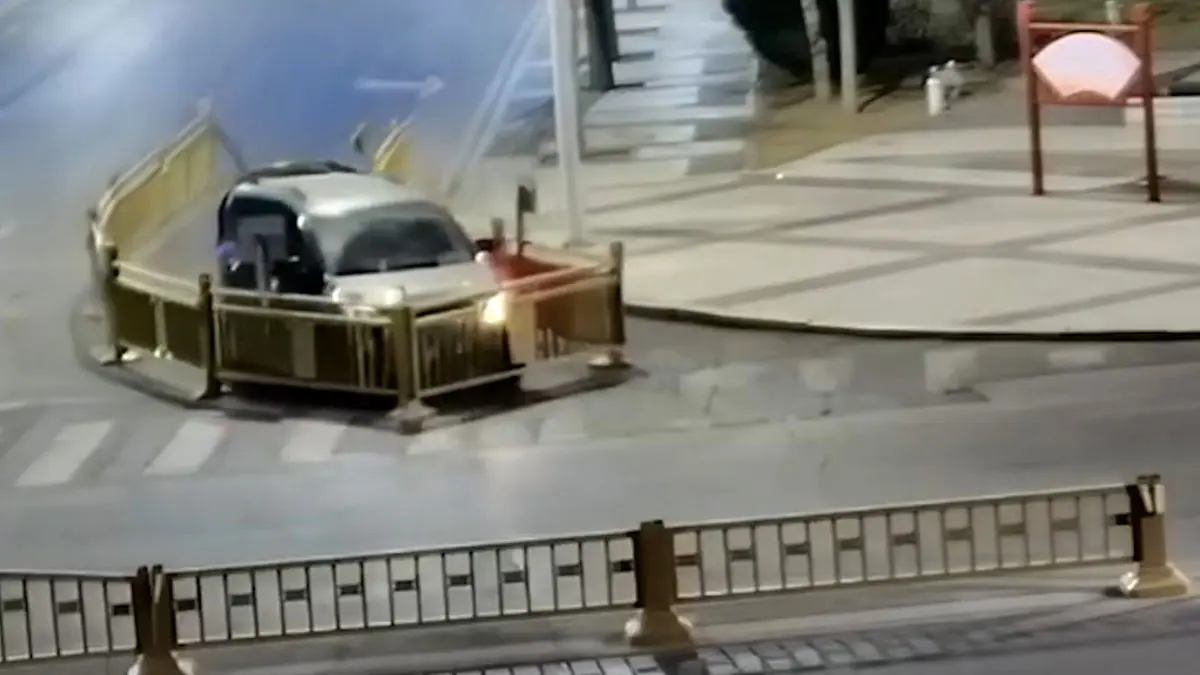 فیلم رفتار عجیب راننده مست در چین