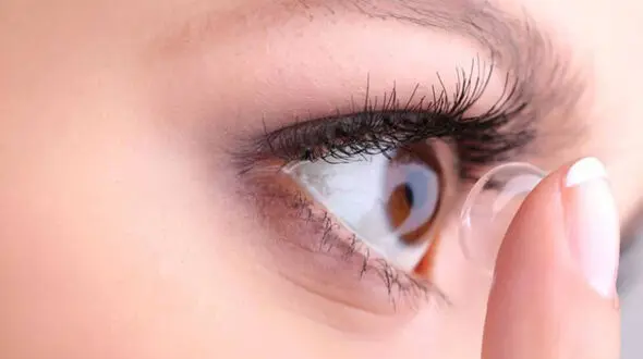خطراتی که لنز روی شبکیه چشم می گذارد 
