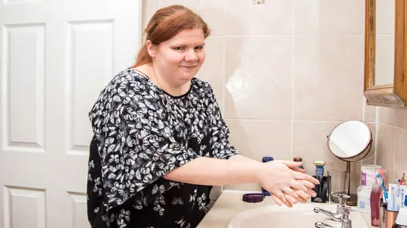 ببینید چرا همه از این زن فرار می کنند؟+ عکس