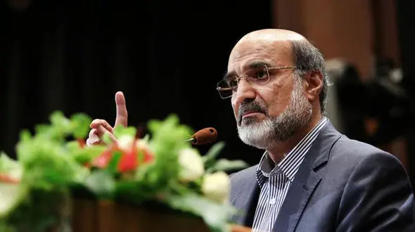 رئیس صدا و سیما برای جلب رضایت حاتمی کیا، همکارش را توبیخ کرد