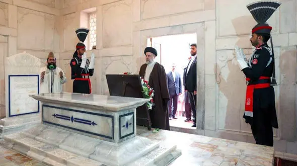 ادای احترام رئیسی به اقبال لاهوری /  وحدت بین ایران و پاکستان ناگسستنی است