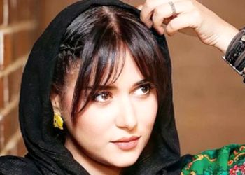 رونمایی از سوگلی قاجاری مدرن! / عکس لورفته از پریناز ایزدیار در پشت صحنه سریال جیران