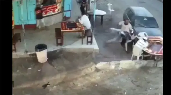 ببینید / زیر گرفتن مشتریان یک رستوران توسط راننده روانی / همه له شدند + فیلم