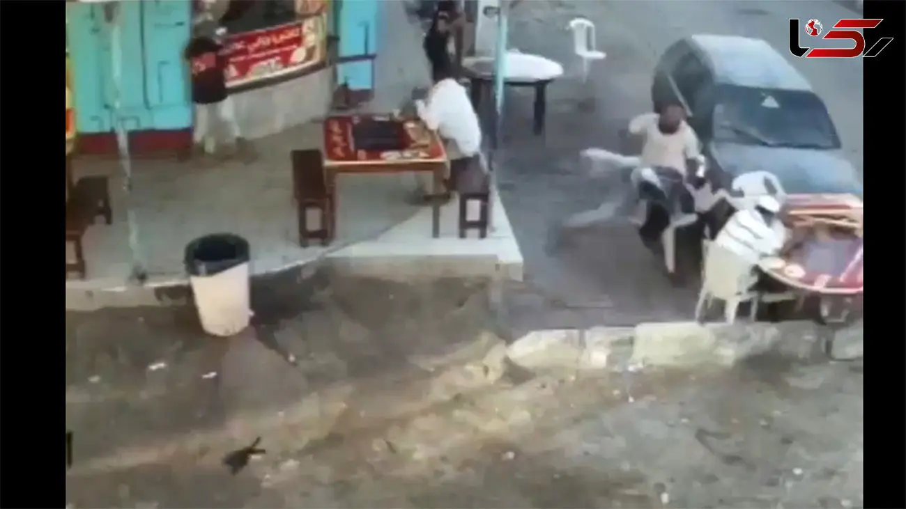 ببینید / زیر گرفتن مشتریان یک رستوران توسط راننده روانی / همه له شدند + فیلم