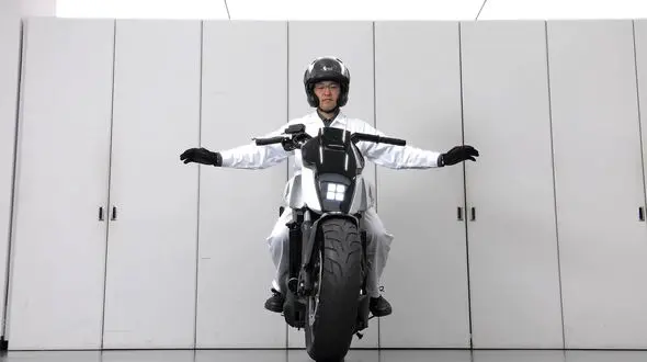 حفظ تعادل شگفت انگیز موتورسیکلت جدید هوندا! +فیلم