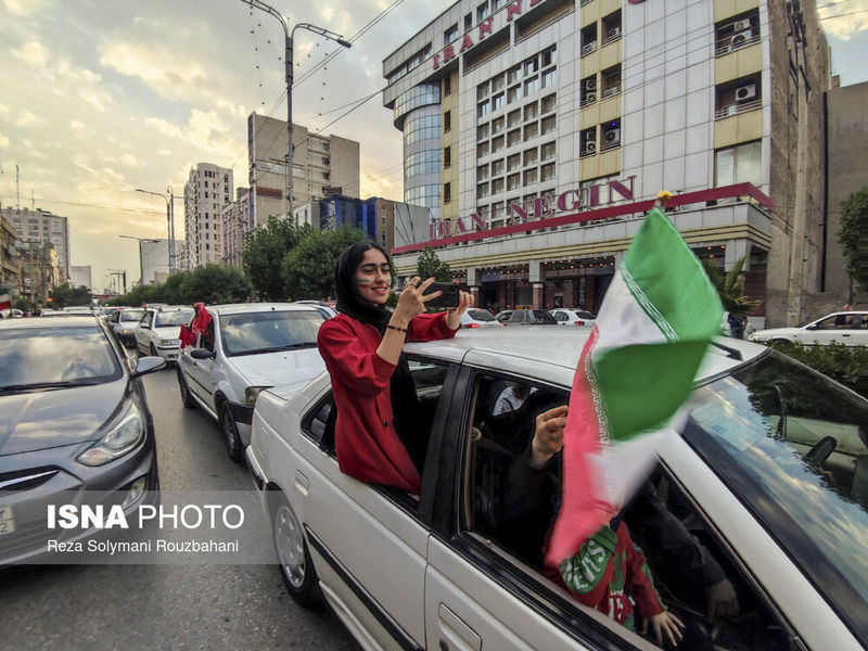 شادی مردم پس از پیروزی ایران مقابل ولز