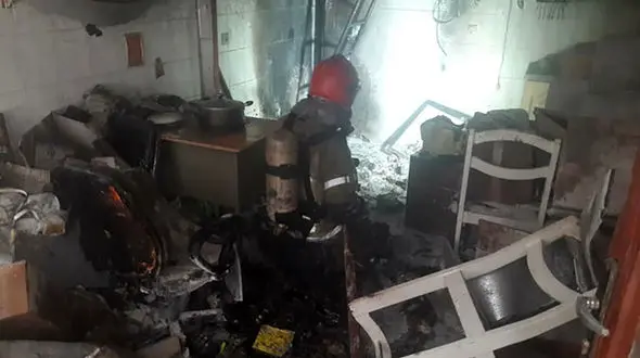 انبار ضایعات در منزل مسکونی حادثه آفرید!/ یک آتش نشان مصدوم شد