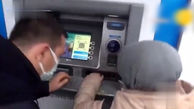 فیلم گیر کردن دست دختر دانشجو در دستگاه عابر بانک