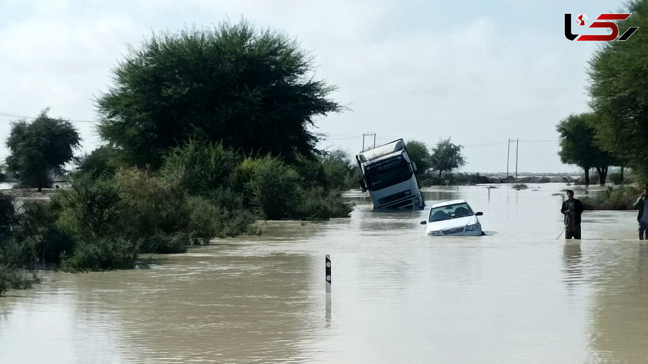 فیلم امدادرسانى با قایق در مناطق سیل‌زده دشتیاری 