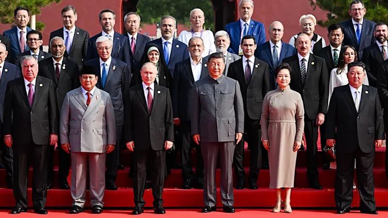 مراسم مناسبت هشتادمین سالگرد پایان جنگ جهانی دوم در میدان «تیانآنمن» پکن با حضور پزشکیان برگزار شد