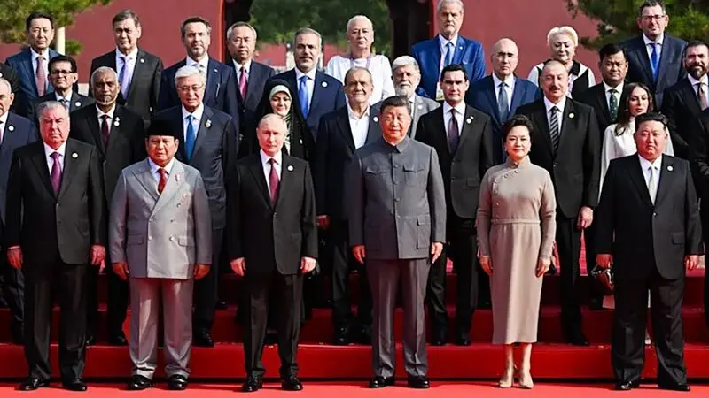 مراسم مناسبت هشتادمین سالگرد پایان جنگ جهانی دوم در میدان «تیان‌آنمن» پکن با حضور پزشکیان برگزار شد	