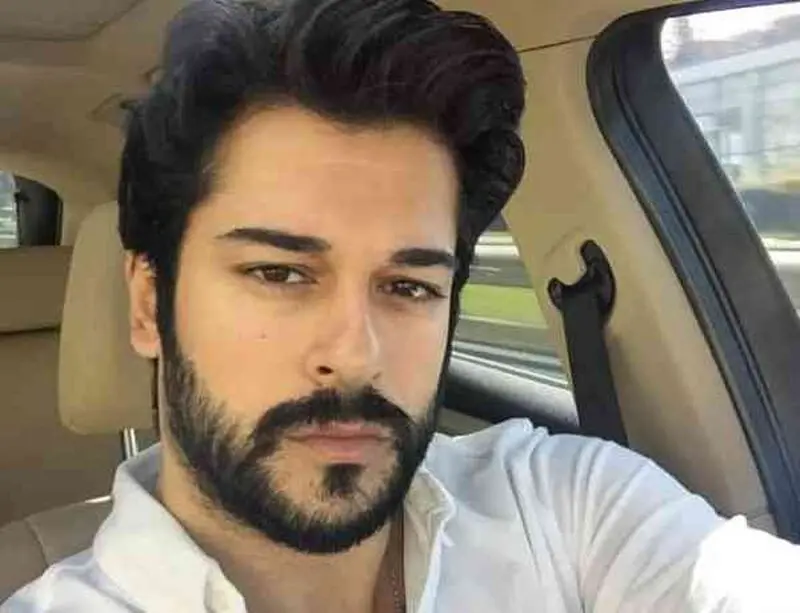 آقای بازیگر با این تیپ ساحلی حسابی کولاک کرد