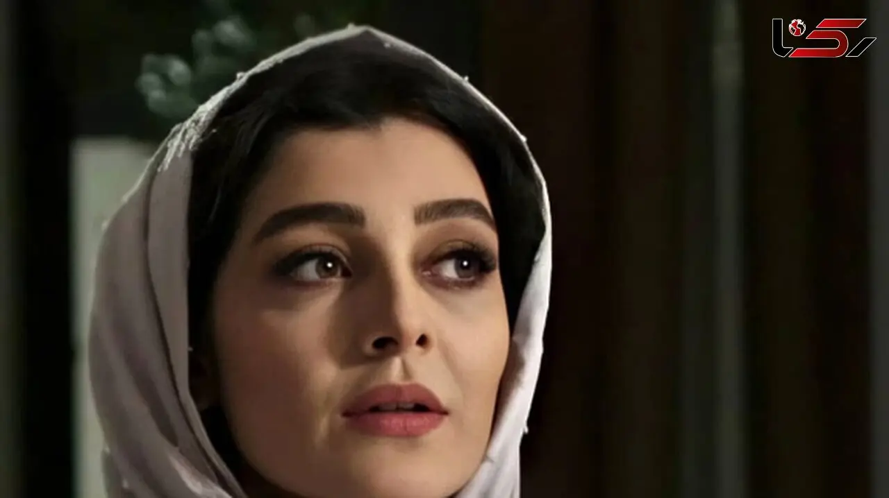 ایده خفن و ژست هنری ساره بیات در یک ساختمان با معماری مدرن و روز