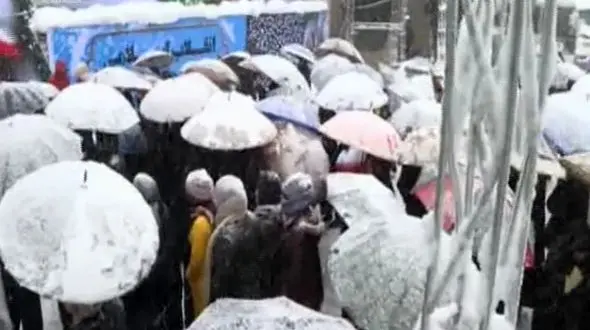 حضور گرم مردم در سالروز انقلاب زیر بارش برف + فیلم