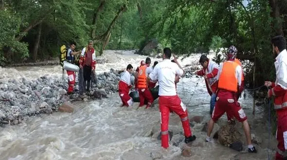 لحظه تلخ پیدا شدن جسد جوان غرق شده در رودخانه چالوس/ یک جوان دیگر مفقود است + عکس