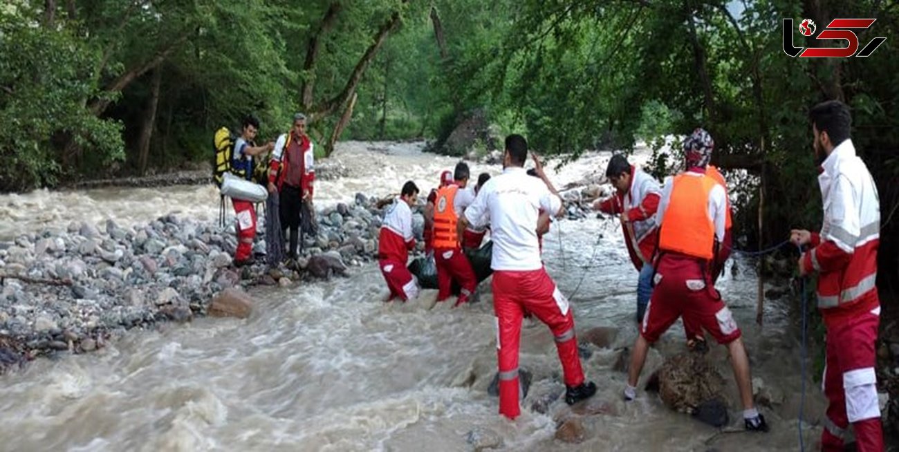 لحظه تلخ پیدا شدن جسد جوان غرق شده در رودخانه چالوس/ یک جوان دیگر مفقود است + عکس