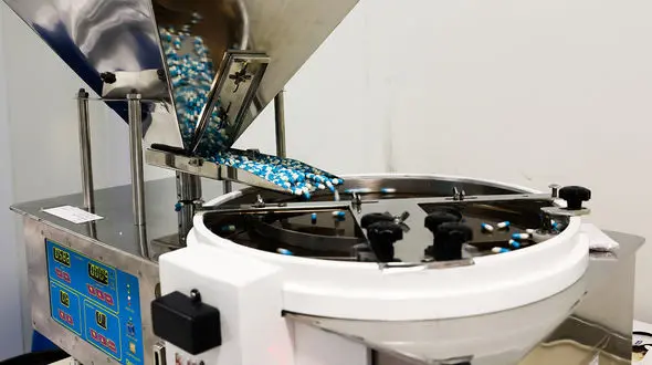 فیلم مرحله به مرحله تولید 120 دارو در هلال احمر/ حسین عطار: دروغ می گویند که ایران تحریم دارویی نیست