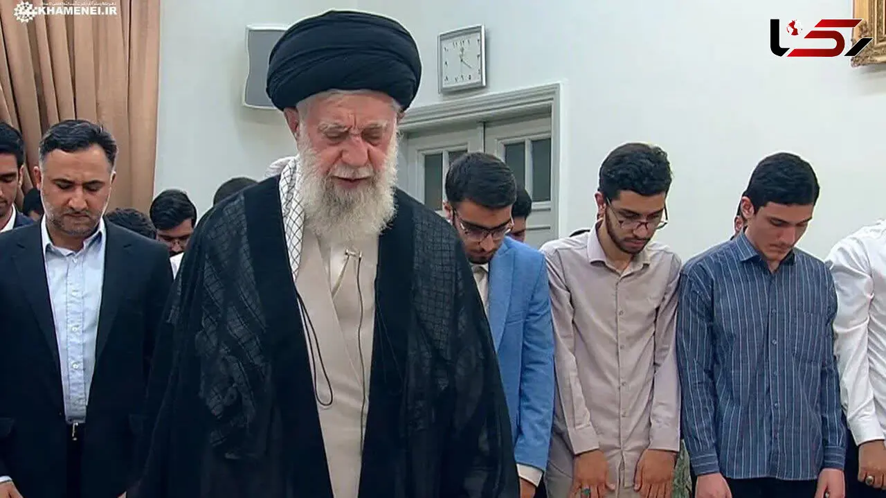 جمعی از مدال‌ آوران علمی ایران نماز ظهر امروز را به امامت رهبر انقلاب اقامه کردند