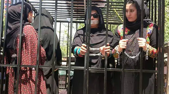 چند زن  خود را در قفس زندانی کردند / آنها افغان هستند + عکس