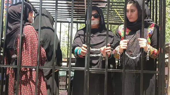 چند زن  خود را در قفس زندانی کردند / آنها افغان هستند + عکس
