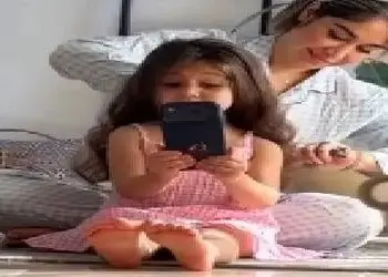 آواز شاد؛ دختربچه فینقیلی حین شونه موهاش کج کلاه خان یارمه میخونه آب قند لازم میشی