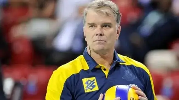 فیلم: اشک های تلخ سرمربی تیم ملی والیبال برزیل در کنار زمین / خبر مرگ مادرش را چند دقیقه پیش از بازی دادند!