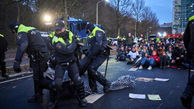ببینید / لحظه دستگیری معترضین هلندی توسط لباس شخصی‌ها! + فیلم