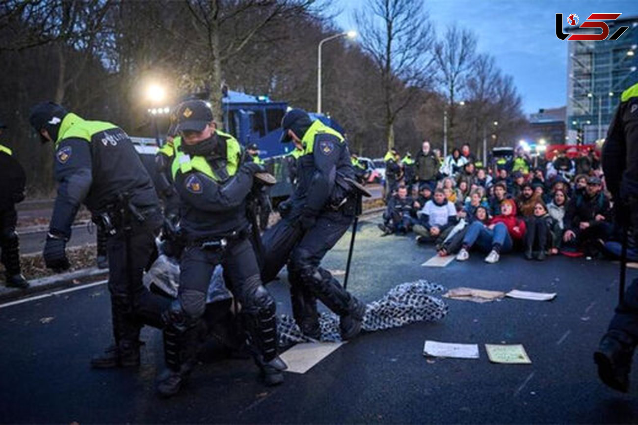ببینید / لحظه دستگیری معترضین هلندی توسط لباس شخصی‌ها! + فیلم