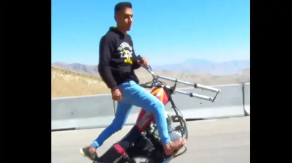  پایان دردناک حرکت نمایشی با موتور بدون چرخ وسط اتوبان در اهواز! + فیلم