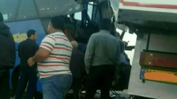 9 زخمی در تصادف تریلی با اتوبوس در محور جنگل گلستان 
