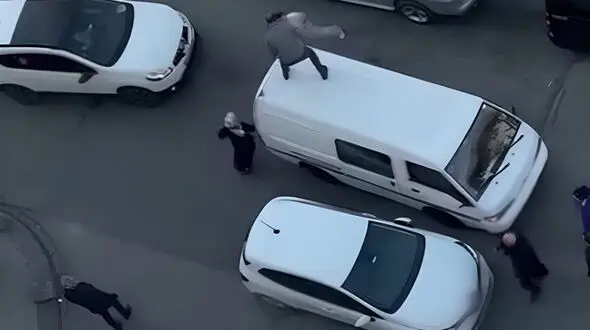 ببینید / درگیری جنجالی رانندگان با یکدیگر وسط ترافیک مقابل دوربین!