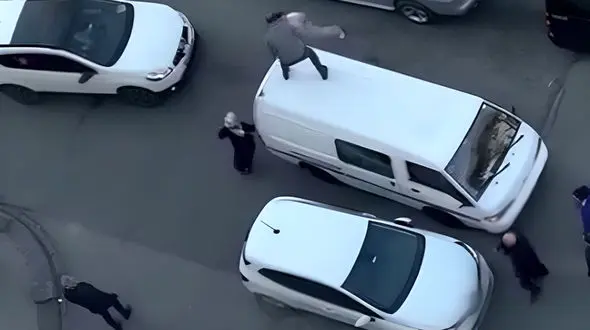 ببینید / درگیری جنجالی رانندگان با یکدیگر وسط ترافیک مقابل دوربین!