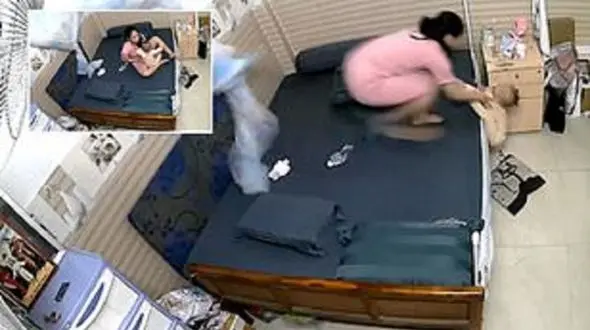 واکنش سریع مادر حین سقوط کودک از تختخواب