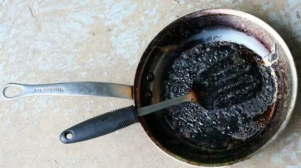 تمیز کردن ظروف تفلون بدون ایجاد خش با ساده ترین روش خانه داری