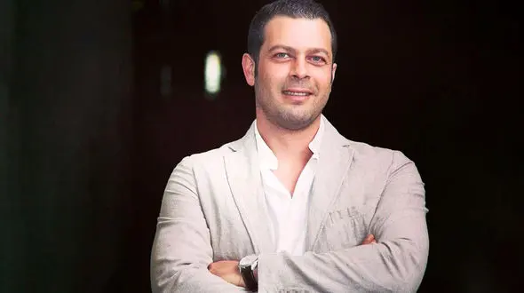 بازیگر معروف و سوپر استار مجری سال تحویل شد 