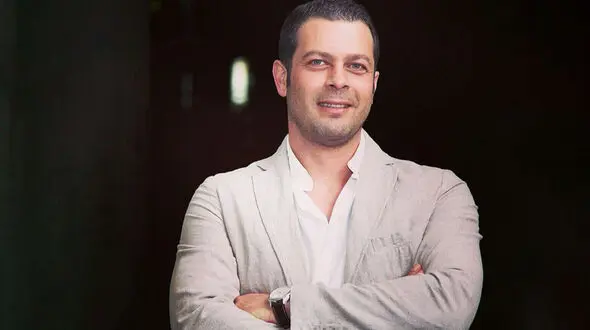 بازیگر معروف و سوپر استار مجری سال تحویل شد 
