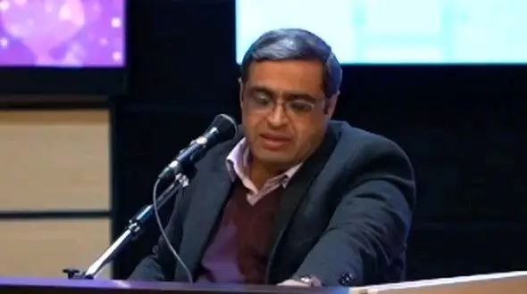 فیلم/ سعید عزیزی: از دوستای پسرا کمک نگیرید! سیستم پسرا گله‌ای هست، پدره زنگ زده به دوستش میگه آره اینجاست داره نماز میخونه