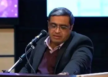 فیلم/ سعید عزیزی: از دوستای پسرا کمک نگیرید! سیستم پسرا گلهای هست، پدره زنگ زده به دوستش میگه آره اینجاست داره نماز میخونه