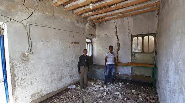  فرار حونین  از زلزله  پارس آباد+ عکس ترک خوردگی خانه های روستایی
