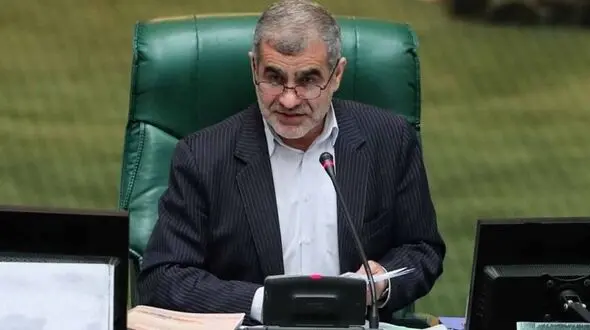 نیکزاد در اجتماع مردمی حامیان رئیسی در میدان ولیعصر تهران سخنرانی می کند