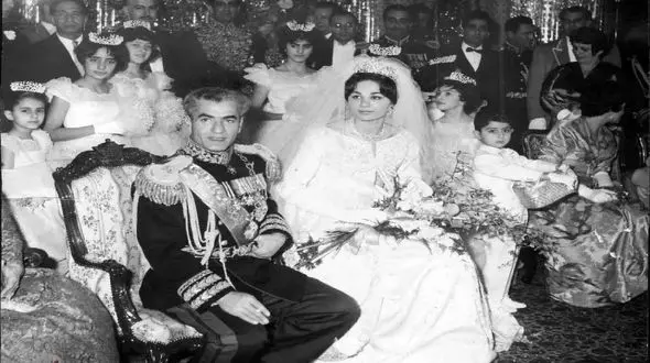 سفر به ایام قدیم؛ ولخرجی شب یلدای محمدرضا و فرح مخلوع زمانی که رعیت نان نداشت